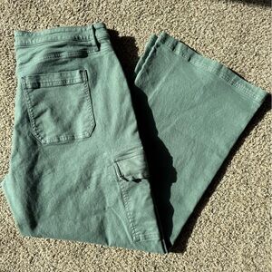 LOFT The Wide Leg Denim Cargo Jeans in Sage Green 14/32